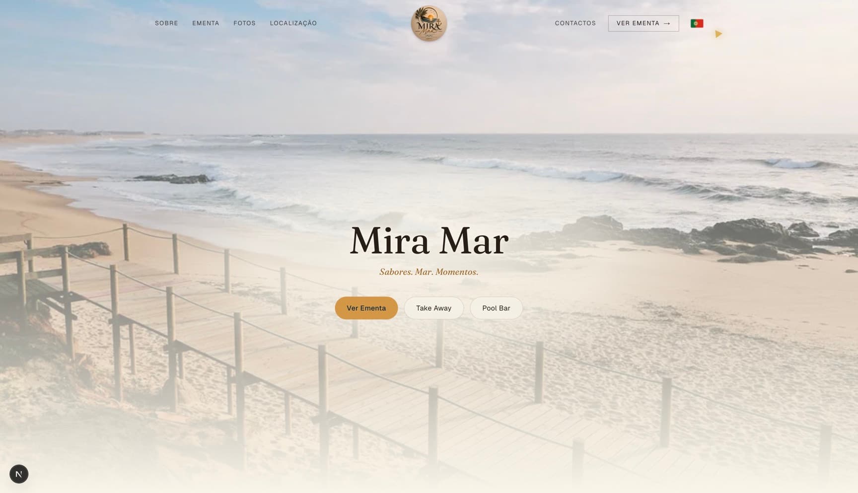 Página inicial do Mira Mar, com o nome do restaurante sobre uma fotografia da praia e acessos rápidos à ementa, take away e pool bar.